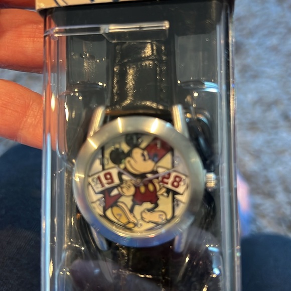 Limited Release Disney Parks Mickey watch NWT - Picture 6 of 6